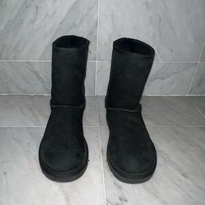 UGG Women’s Classic Short Boots- Size 5